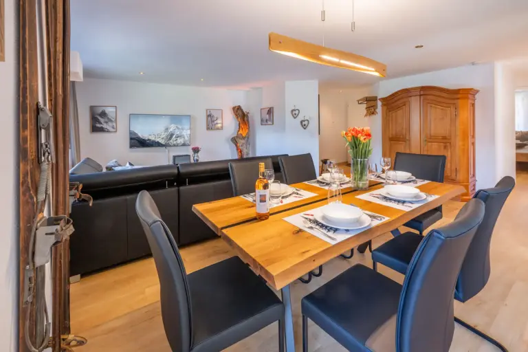 huroblick-luxusapartment-zermatt-stilvoller-essbereich-fuer-familien