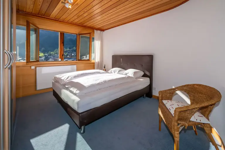 oberhausern-1-zermatt-schlafzimmer-doppelbett