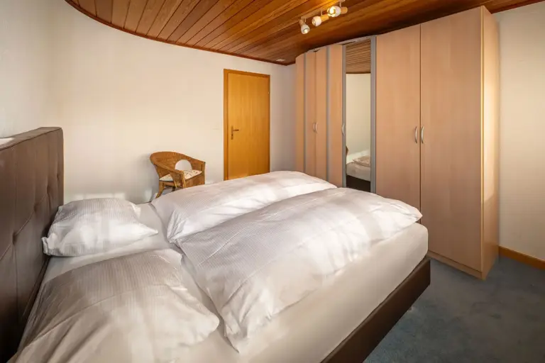oberhausern-1-zermatt-schlafzimmer-kleiderschrank
