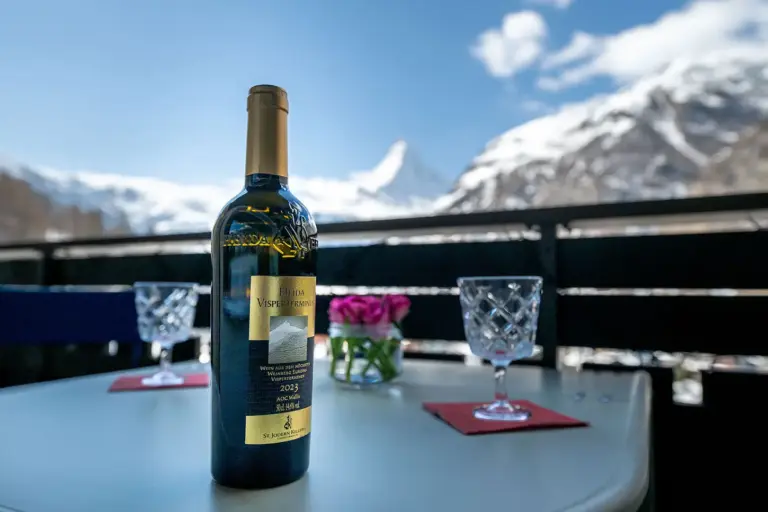 st-martin-dachgeschoss-apartment-zermatt-matterhorn-balkon-mit-bergblick