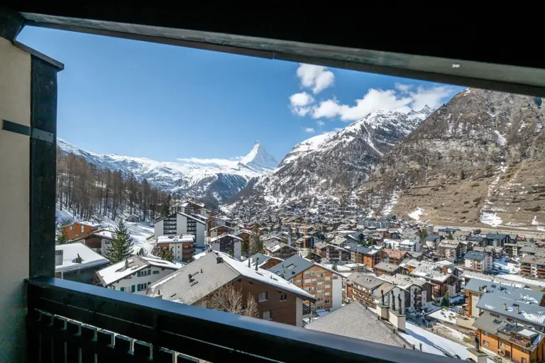 st-martin-dachgeschoss-apartment-zermatt-matterhorn-balkon-stadtblick
