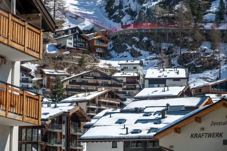 st-martin-dachgeschoss-apartment-zermatt-matterhorn-blick-ueber-zermatt-city