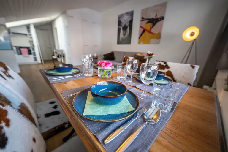st-martin-dachgeschoss-apartment-zermatt-matterhorn-esstisch-gedeckt