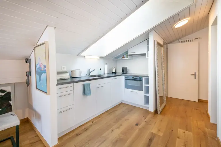 st-martin-dachgeschoss-apartment-zermatt-matterhorn-kueche-offen-wohnraum