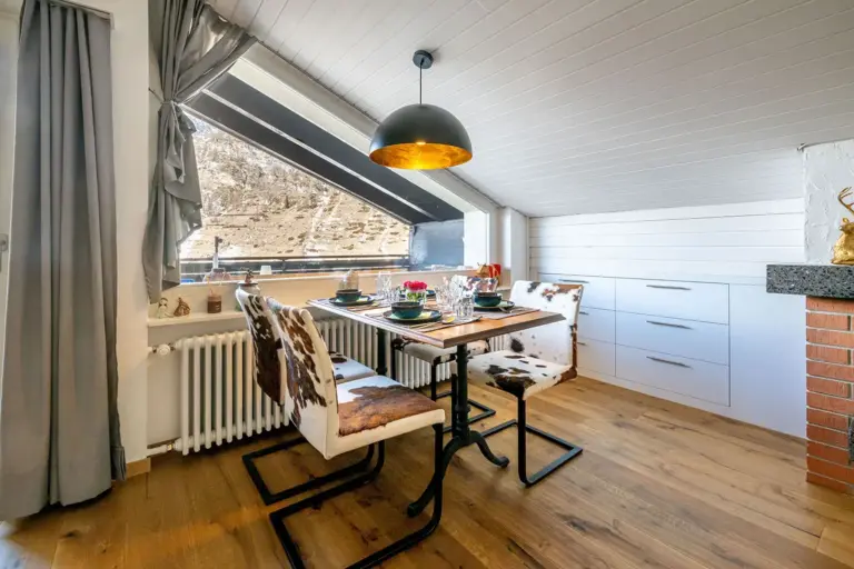 st-martin-dachgeschoss-apartment-zermatt-matterhorn-wohnraum-mit-bergblick